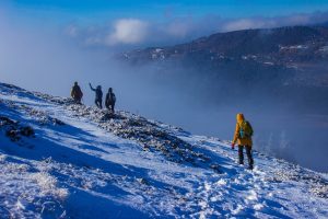 Senderismo trekking en la montaña nieve